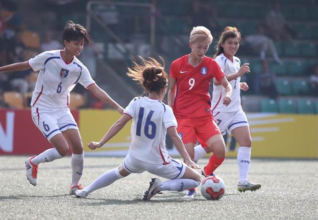 中华木兰女足队与南韩队激战，南韩队康裕美（9号）有进球。（李弘斌摄）