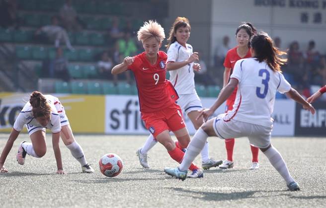 中华木兰女足与南韩激战，上半场0比4落后，南韩队康裕美（中）有进球。（李弘斌摄）