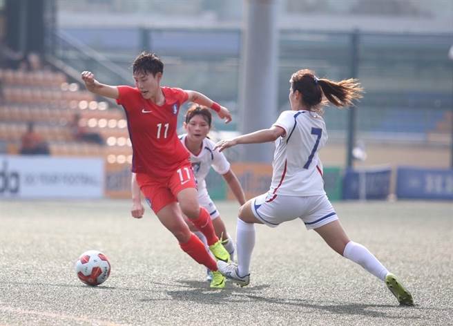 中华木兰女足与南韩队大战，南韩11号郑偰傧带球猛攻。（李弘斌摄）
