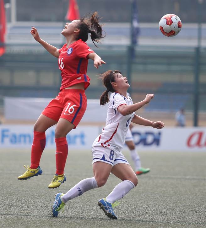 中华木兰队王湘惠（右）与南韩队争球。（李弘斌摄）