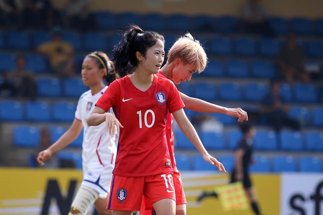 先驰得点的南韩队李玟娥（10号）。（李弘斌摄）