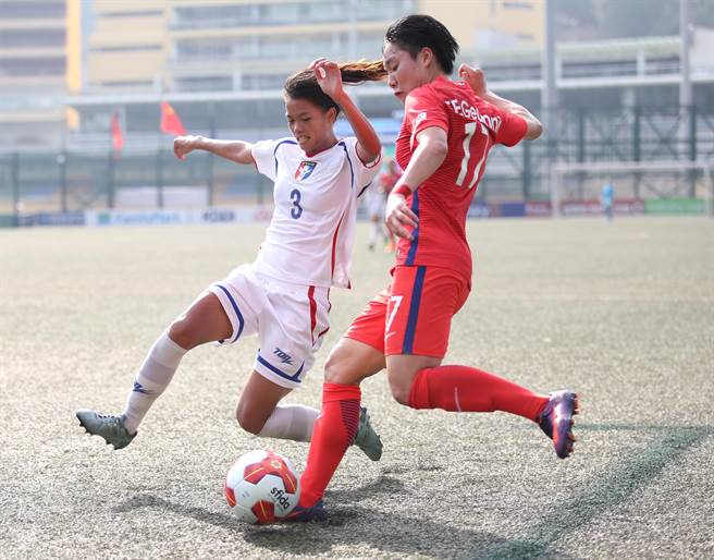 中华队右后卫卓莉珊（左）飞铲阻止韩国李金玟（右）传中。（李弘斌摄）