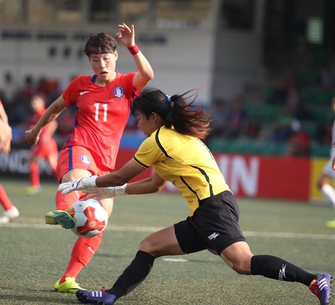 中華女足今天在東亞盃遭到南韓隊（紅球衣）以9比0痛宰。（李弘斌攝）