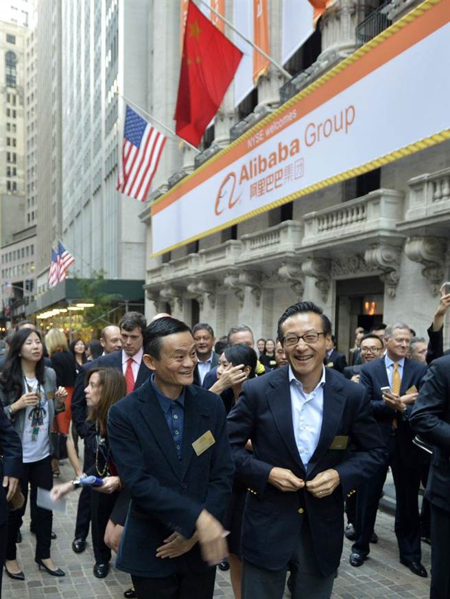 2014年，阿里巴巴集團董事會主席馬雲（前左）與執行副主席蔡崇信（前右）在美國紐約證券交易所門前迎接上市。(圖/新華社)