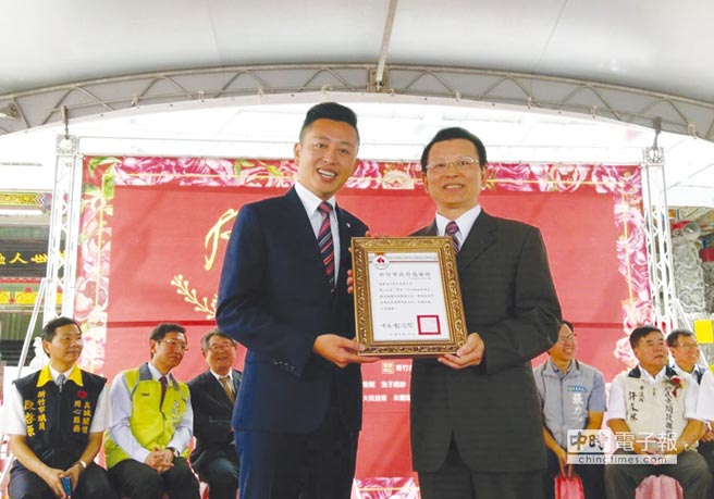 憶聲歌林總經理張鏡湖（右）接受新竹市長林志堅（左）表揚。圖／業者提供