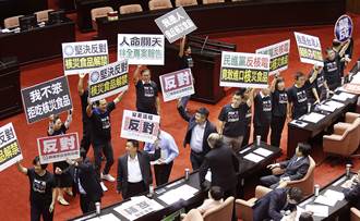 國民黨團立院議場舉牌反對日本核災食品入台
