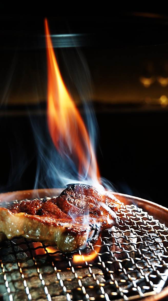 明火炭烤料理正式流行，「樂軒和牛專門店」用備長炭炭烤牛排，風味可與高檔牛排館PK。(圖／姚舜攝)