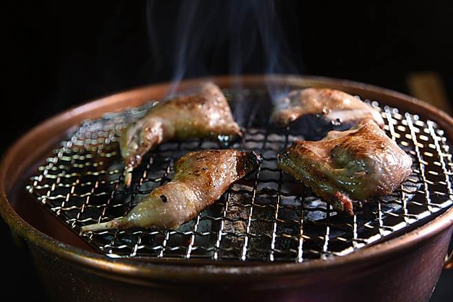 除牛肉外，「樂軒」也引進肉質細膩的鵪鶉讓客人烤食。(圖／姚舜攝)