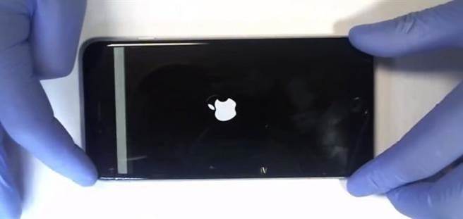蘋果宣布的「iPhone 6 Plus 的 Multi-Touch 維修方案」，應是對iPhone 6系列觸控螢幕失靈情況的正式回應，不過僅針對iPhone 6 Plus，並沒有將iPhone 6納入其中。(圖／翻攝Apple Insider)