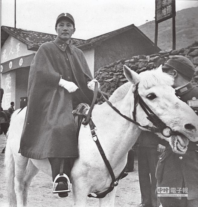 淞滬戰爭期間，蔣介石騎馬視察軍情。（本報系資料照片）