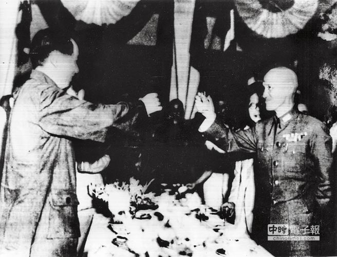 蔣介石（前右）與毛澤東1946年在重慶會面。（本報系資料照片）