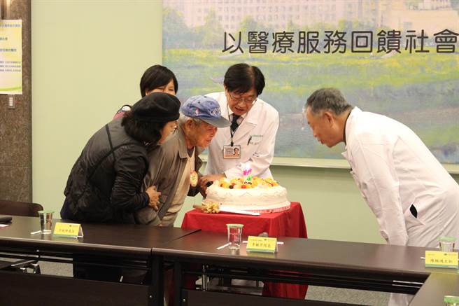 高齡百歲的于老伯（右2）盲腸癌手術順利出院，汐止國泰醫院醫療團隊準備蛋糕為他祝壽。（汐止國泰醫院提供）