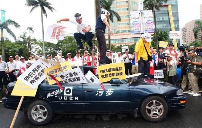 抗議Uber非法營業，陳情司機憤而砸車表達不滿。（陳信翰攝）
