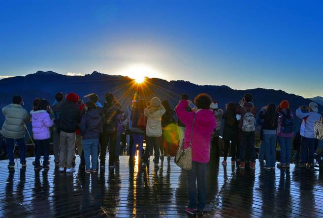 阿里山日出美景遊客要站對位置 生活 中央社