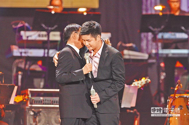 刘家昌（左）2010年在封麦演唱会上和刘子千合唱〈连心〉，唱完后父子相拥。（资料照片）