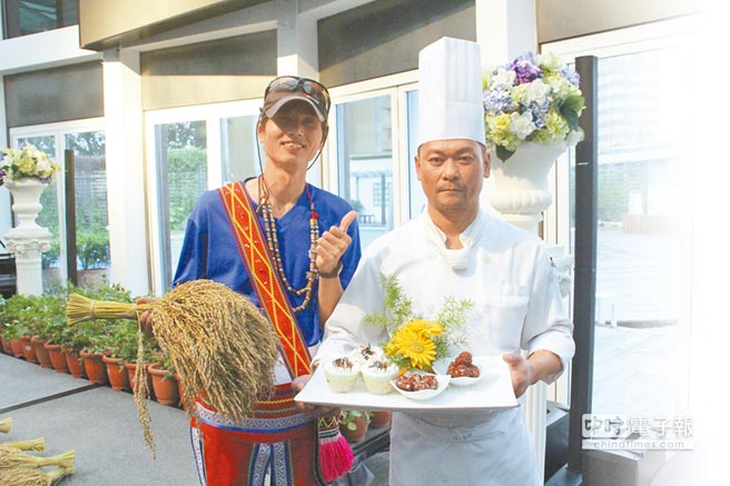 種植紅糯米的青農蕭明山（左）看到自家作物經過主廚的加工，他大方給料理打100分的高分。（張祈攝）