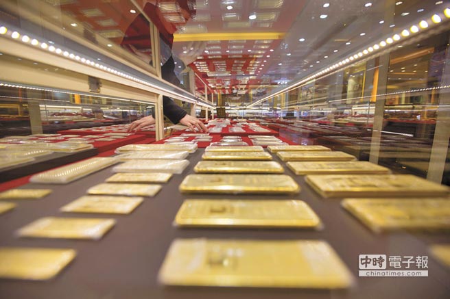 全球黃金儲備最新排名，大陸居第6。圖為12月7日，山西太原金店工作人員正在整理金條。（中新社）