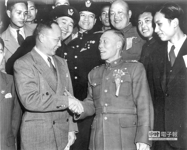 何應欽（左）因西安事變主張轟炸，而與後來當選副總統的李宗仁（中右）同樣遭到打壓。（本報系資料照片）