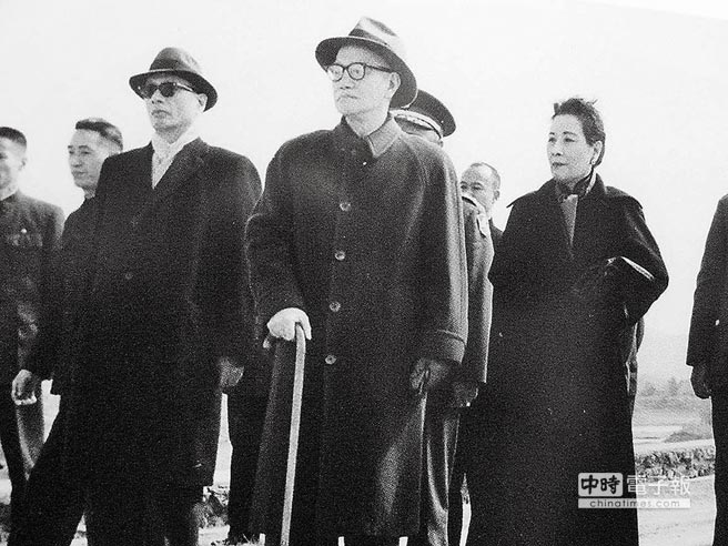 宋子文（戴墨鏡者）與蔣介石（中）、宋美齡（右）一起視察。（本報系資料照片）