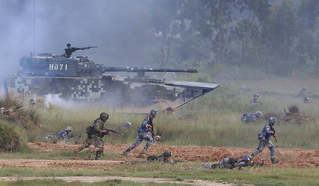 中俄9月在南海地区举行为期8天的「海上联合－2016」军事演习，图为双方海军陆战队14日在广东省湛江演练海岛进攻战术。（图/中新社）