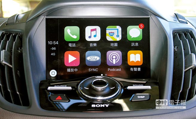 包含Apple CarPlay、Google Android Auto手機連結系統，駕駛只需要透過傳輸線連結手機，便可以將手機畫面以中控台上方的8吋觸控螢幕操作。圖／陳慶琪