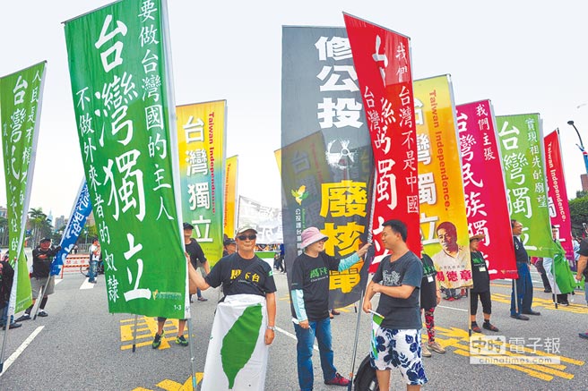 圖為今年5月正副總統就職，多個獨派團體在陳情抗議區，表達台灣獨立的訴求（本報資料照片）。