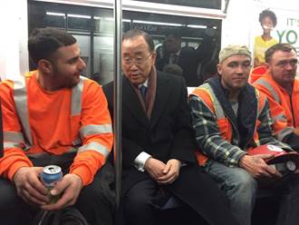 潘基文宣布選南韓總統 紐約上演地鐵秀