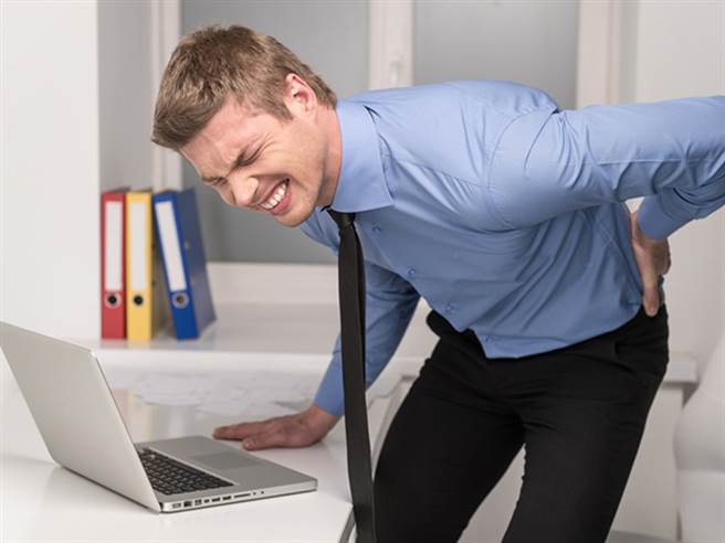 痠痛貼布有消炎止痛的成分，屬於藥的一種，如果貼太多痠痛貼布，又再服用消炎止痛藥，讓藥效加乘造成肝腎負擔，恐會造成器官衰竭。圖片來源：健康365