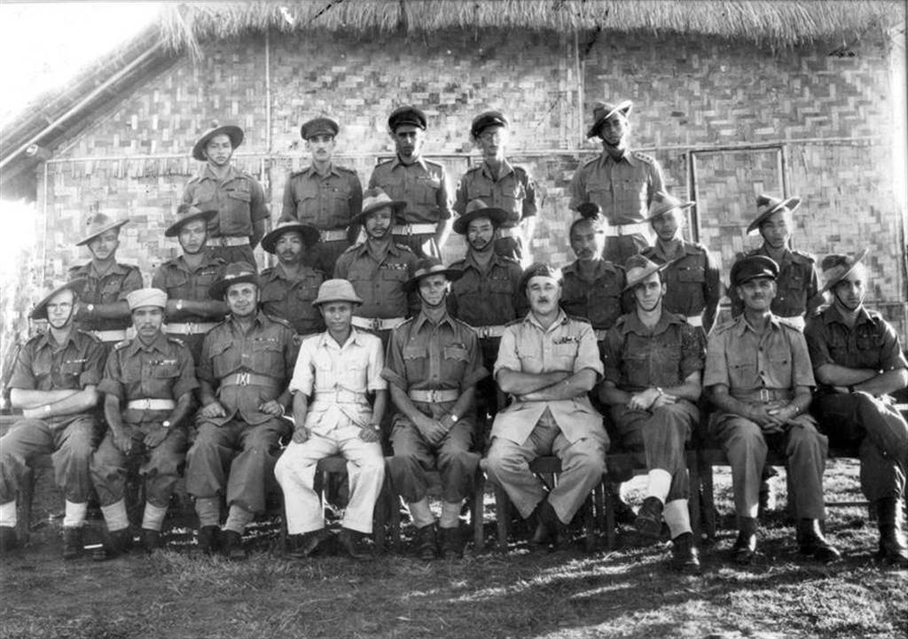 為了維護緬甸的獨立，翁山將軍（左邊算起第四人）選擇與英國人妥協，共同對抗日軍。（網路照片）