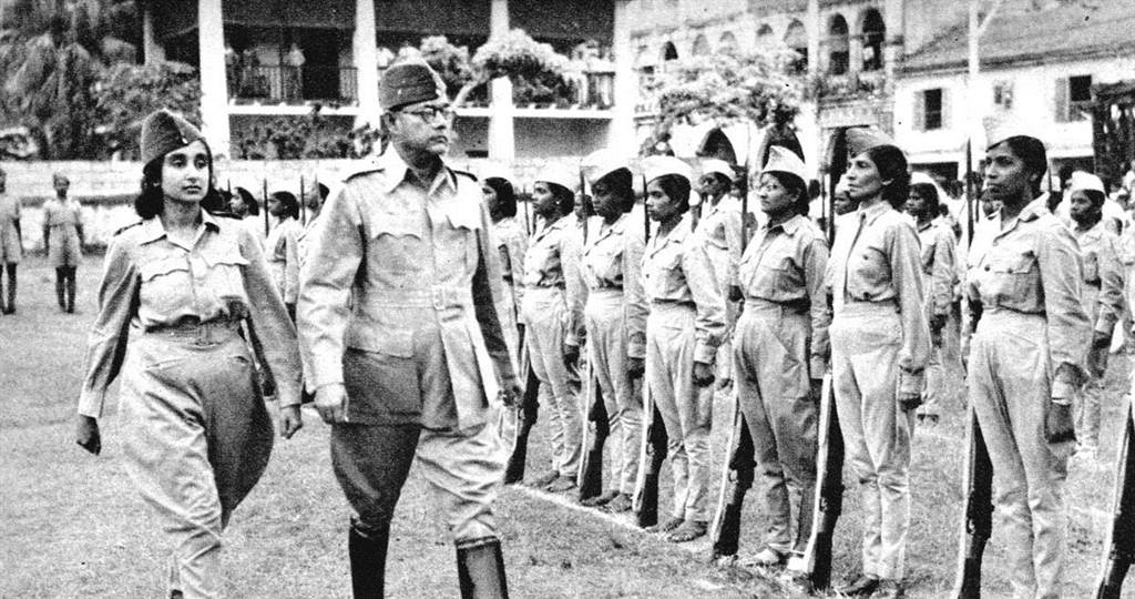 鮑斯視察印度國民軍女兵。（網路照片）