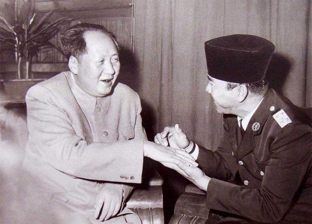 太平洋戰爭期間不惜犧牲自己國民福祉配合日軍的蘇卡諾，到了戰後積極討好中共，甚至還親自為毛澤東算命看手相。（網路照片）