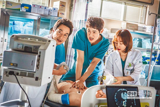 韓石圭（左起）、柳演錫和徐玄振在《浪漫醫生金師傅》中時常有病房搶救畫面，拍攝力求逼真、寫實。