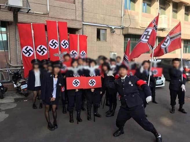新竹光復中學252班學生與納粹旗幟合影。（網路截圖）