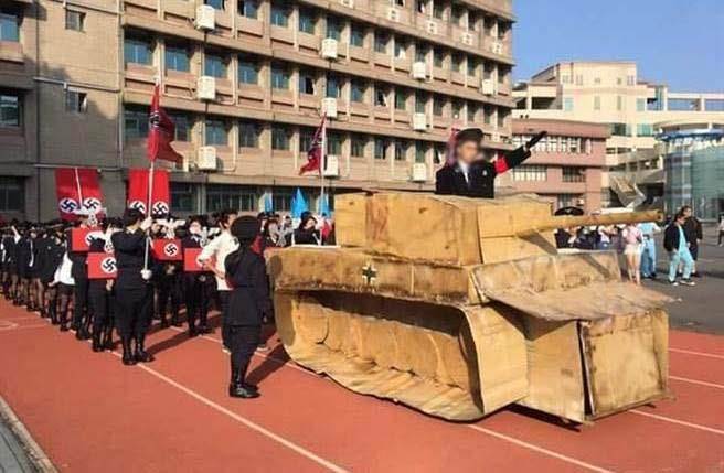 為了展現納粹「軍威」，252班的學生連虎式戰車都搬出來了。（網路截圖）