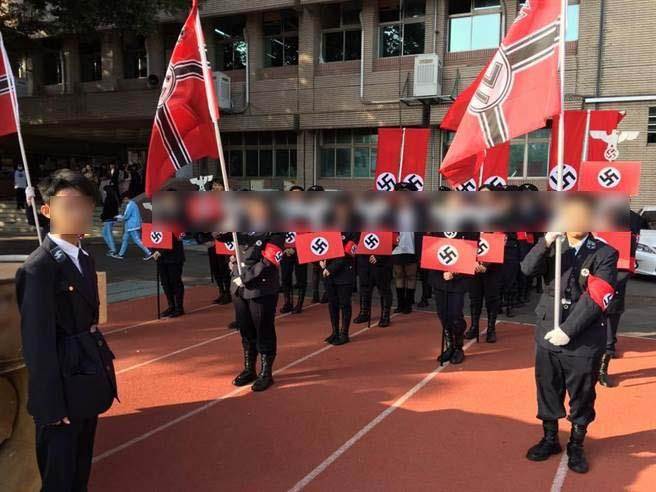 新竹光復中學252班的學生打出標準的納粹架式參加遊行。(網路截圖)