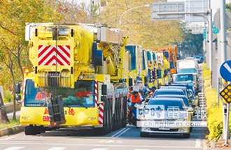 吊車大王逝世 起重機車隊送行