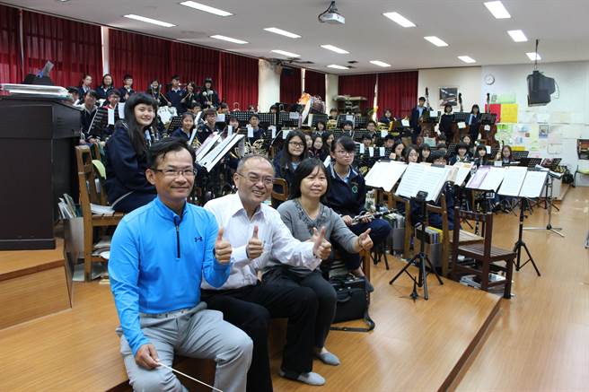 新竹高商在日前年度學生音樂暨鄉土歌謠比賽，獲得多項團體與個人獎項，校長黃開成（中）對學生們的努力，相當肯定。（郭芝函攝）