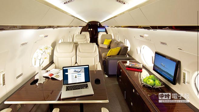 內裝豪華的灣流G550型飛機，配備影音及通訊設備，行程服務餐點量身規畫，飛行1小時7,500元美元（24萬元台幣）起跳。圖／業者提供