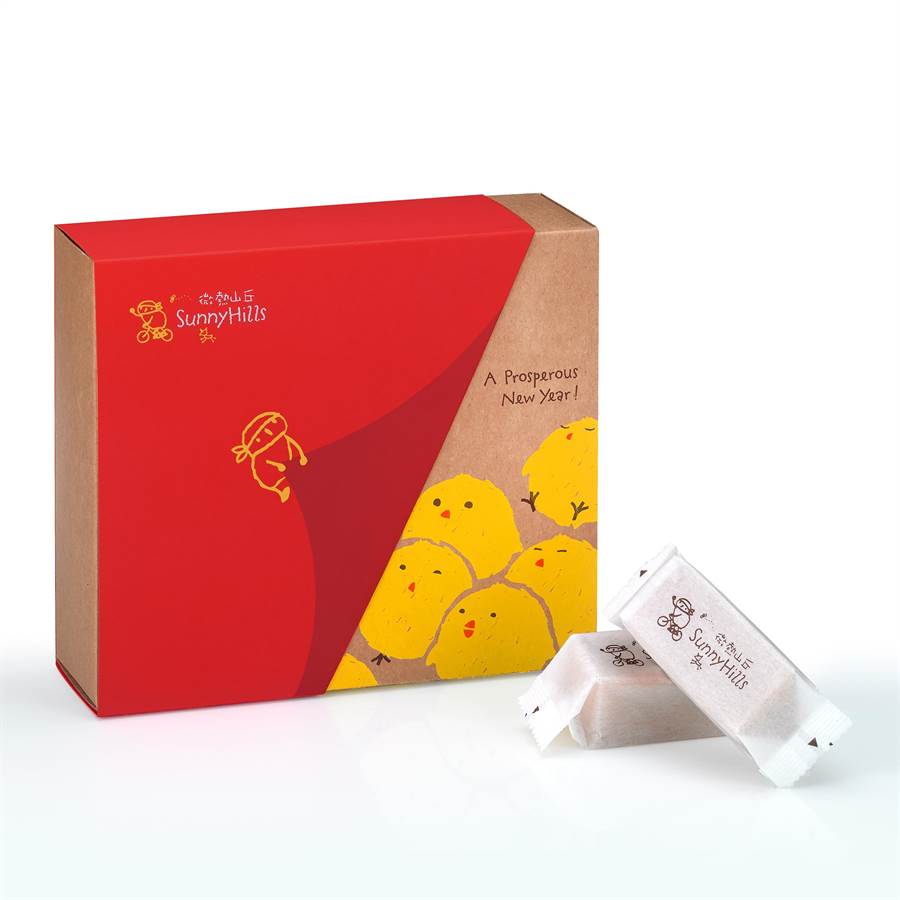 微熱山丘鳳梨酥禮盒推出全新包裝，大紅色調搭配2017年生肖「雞」，喜氣又應景，售價依盒裝，420元／10入、630元／15入。（徐力剛攝）
