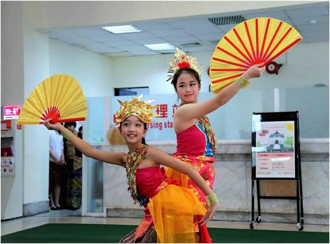 印尼新住民二代的林小婷（左）及越南新住民二代的陳金鈴（右）在中正紀念堂演出印尼舞蹈。（移民署提供）