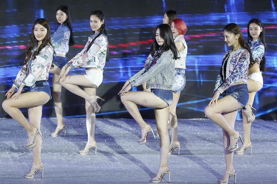 美少女模特們的勁歌熱舞一點都不輸韓國少女時代團體。(圖/中新社)