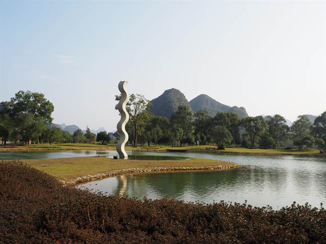 桂林愚自樂園收藏多件大型戶外雕塑作品。(記者黃阡阡攝)