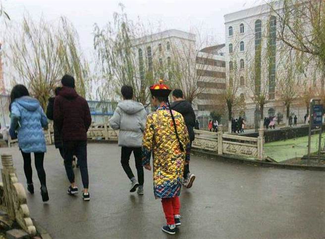 刚开始看到还以为这位高校学生是办活动把戏服穿到学校来。（图／网路图片）
