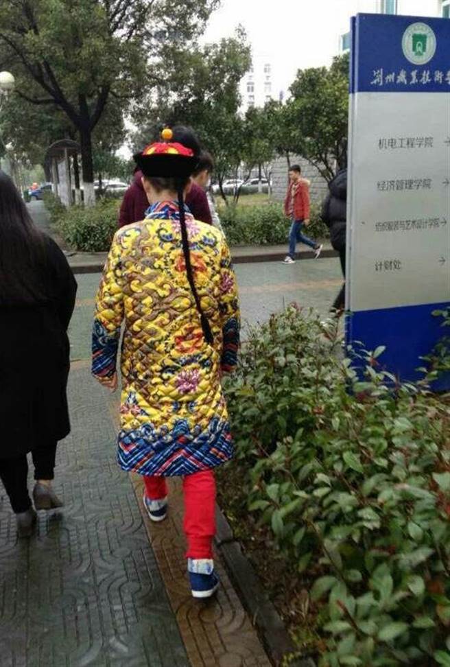 湖北荆州职业技术学院的学生穿来的看来不是为了拍戏，天天都穿这套上学。「这太霸气了！」网上议论纷纷。（图／网路图片）