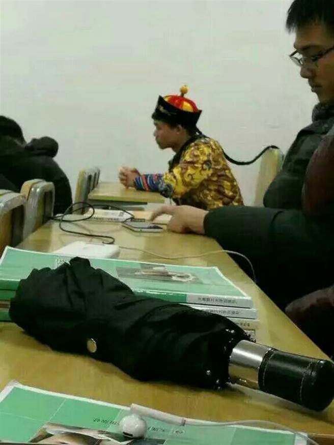 皇上正专心听课呢！老师要怎么叫他起来问问题呢？（图／网路图片）