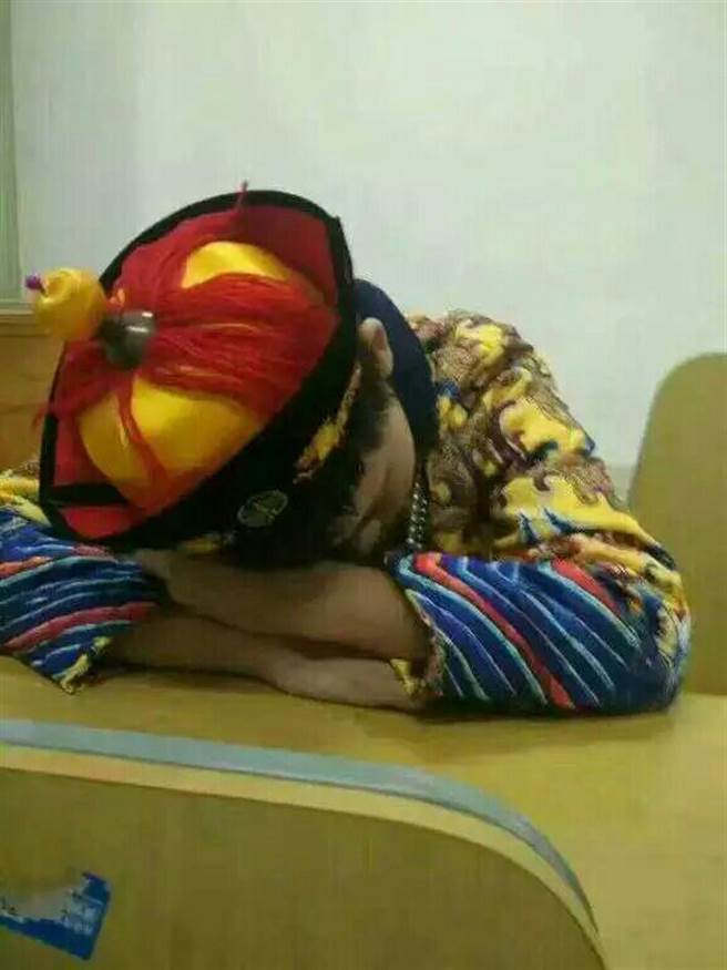 皇上累了，课间时刻趴一下打个盹。（图／网路图片）