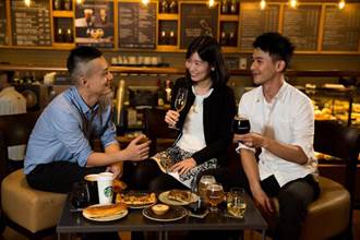 全球首創！台灣星巴克推出「咖啡啤酒」，夜晚變身小酒吧超有FU