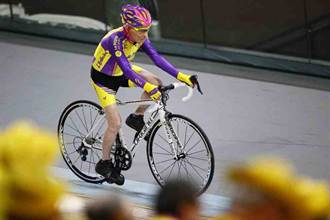法105歲自行車騎士老當益壯 再創世界紀錄