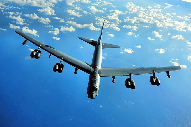 B-52給人最深刻的印象就是「巨大」，它載有8具引擎是飛機中最多的。(圖/美國空軍)