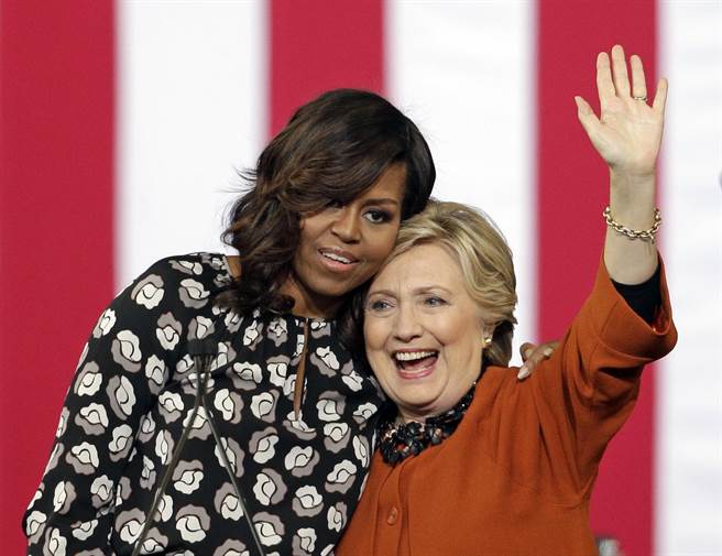 希拉蕊（右）參加美國總統大選期間，蜜雪兒雖為她站台，但明眼人都知道，雙方對彼此並無好感。圖為蜜雪兒2016年10月27日參加希拉蕊的競選造勢活動，以擁抱對她表達支持的資料照。（圖/美聯社）